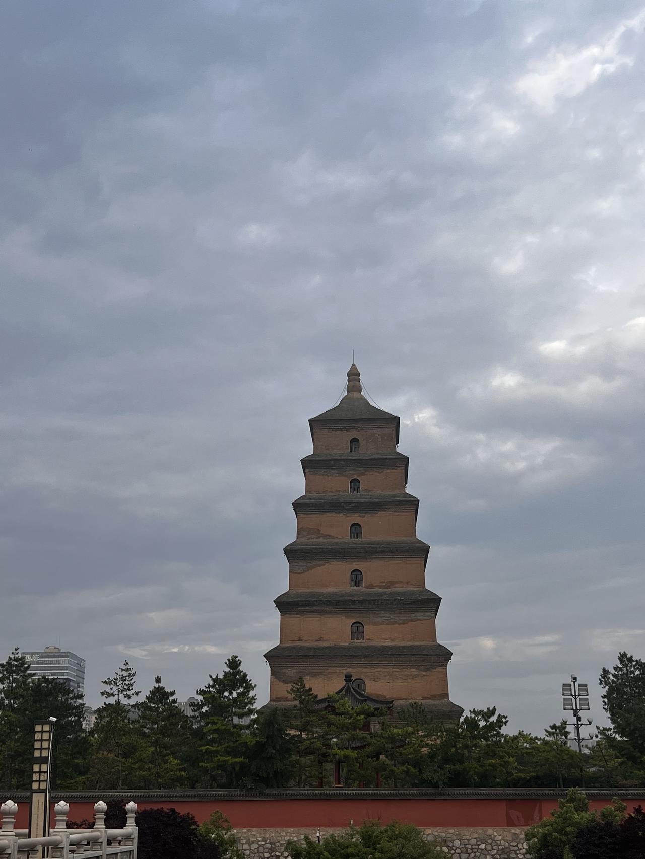 今天接到一个办公场地租赁纠纷咨询。
看房时，出租方介绍：“400平方米，25元/