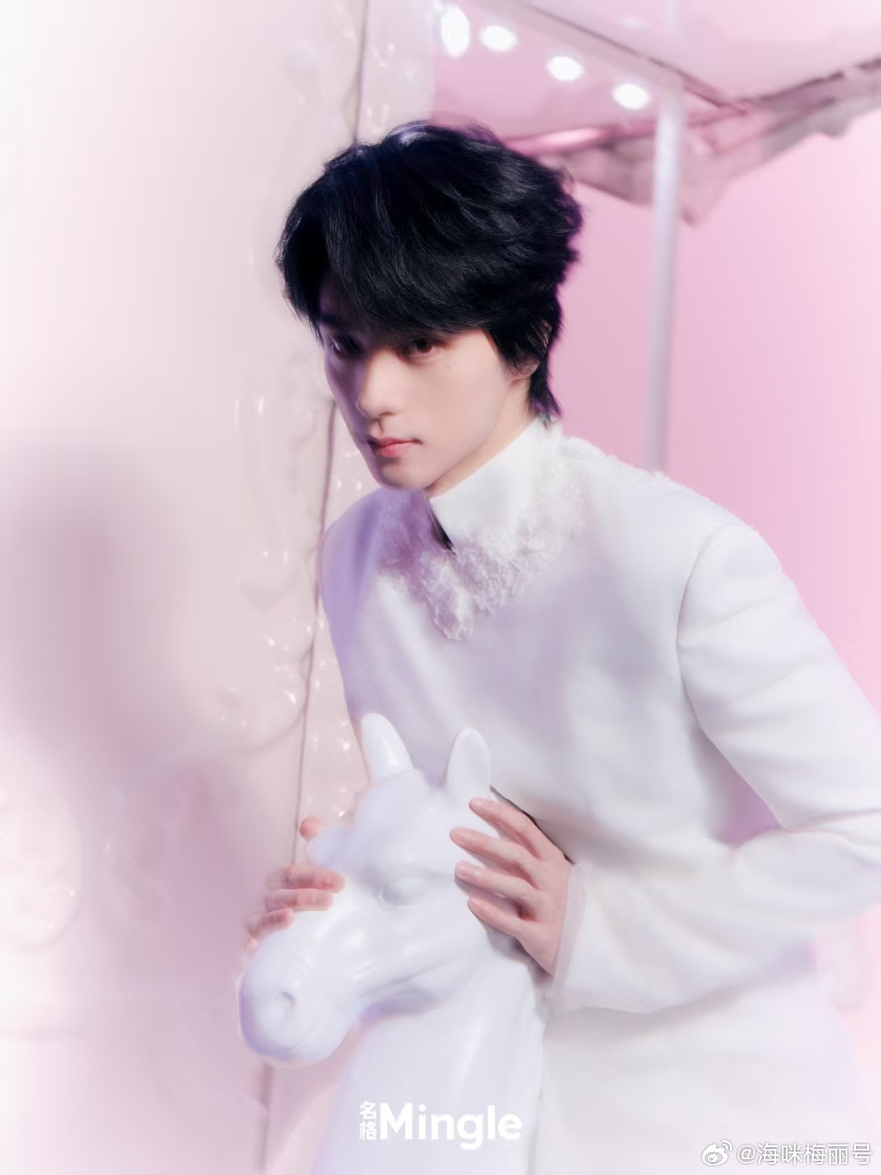 邓孝慈把铁丝做的王冠戴头上 聚焦《Mingle》封面！邓孝慈金属配饰加分，冷感氛