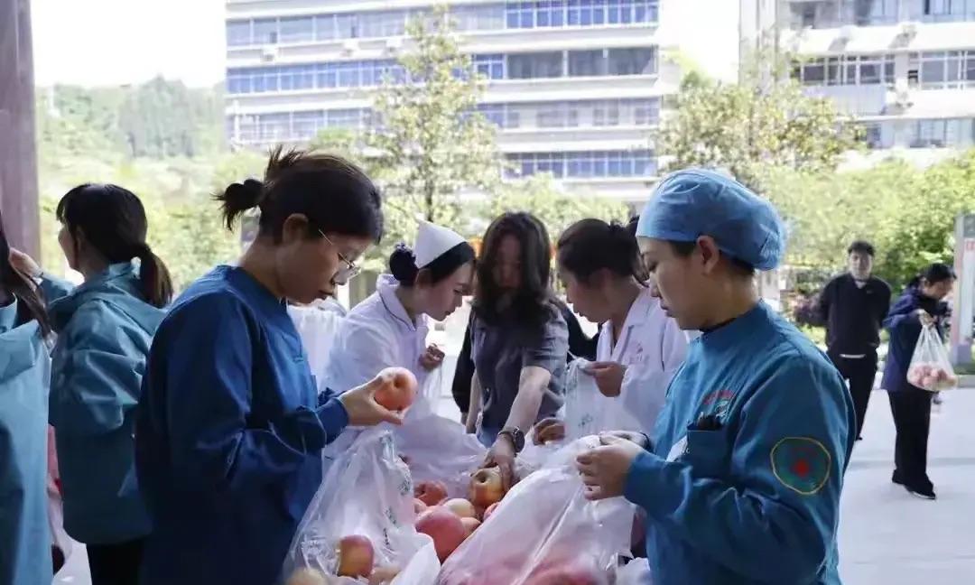 陕西汉子远赴湖北卖苹果，半路突发脑梗陷入绝境！八千斤苹果面临烂掉亏本，没想到小城
