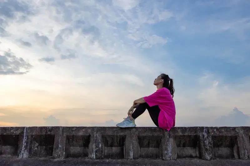 39岁单身女性当然嫁得出去。婚姻与年龄并没有必然的因果联系，不能因为年龄就判定一