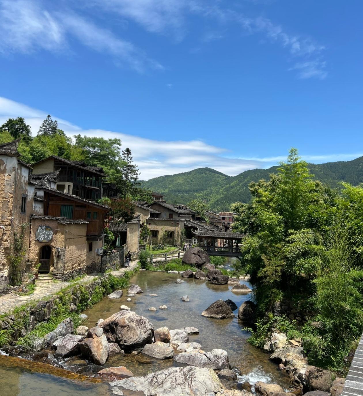 我女儿今年32岁，一直不想谈恋爱，身边亲戚见了就催，问我咋不着急。我反倒看得很开