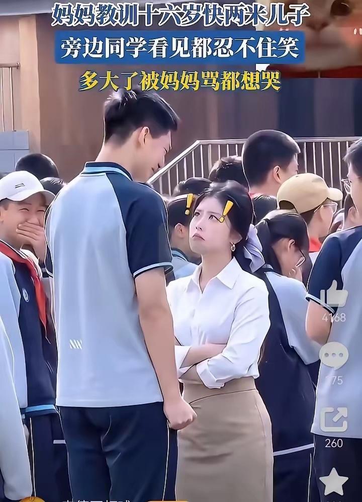 1.9米的高中男生被1.65米的妈妈在校园里给训哭了