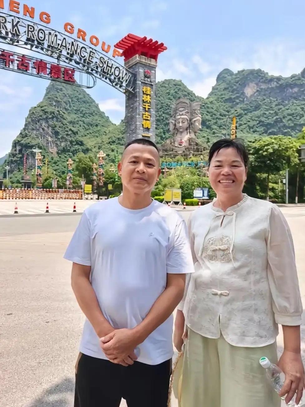 全红婵父母去广西桂林旅游了！这在以前他们真是做梦都不敢想。

如今的全家：女儿全