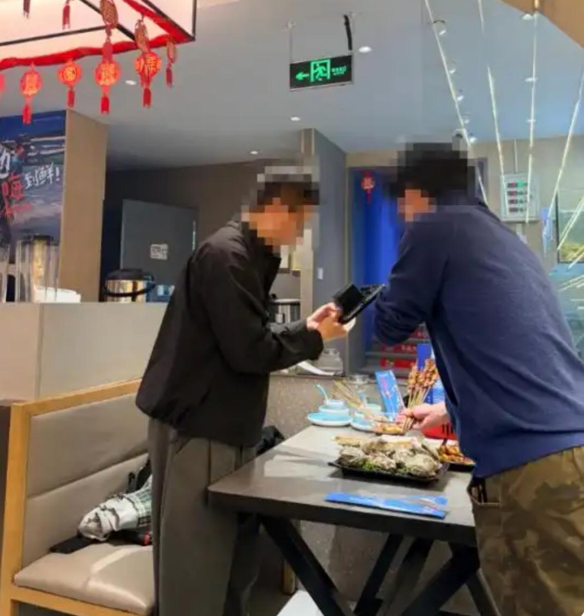 吃一口就倒掉，探店博主的“大方”，我们看不下去了！

最近看到不少视频，真让人心