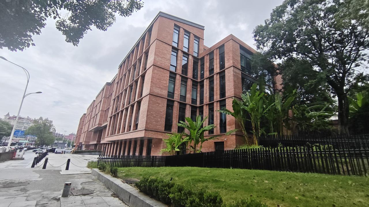 走过不少到处是高楼大厦的城市，感觉高楼虽然能让城市看起来高大上，但是，钢筋、水泥
