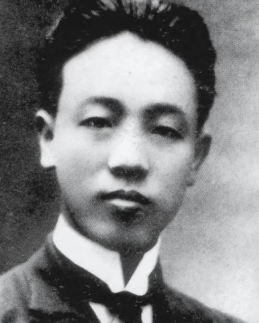 1927年，他被押赴刑场，人头落地身体却挺立不倒，牺牲时年仅26岁，周恩来为其儿