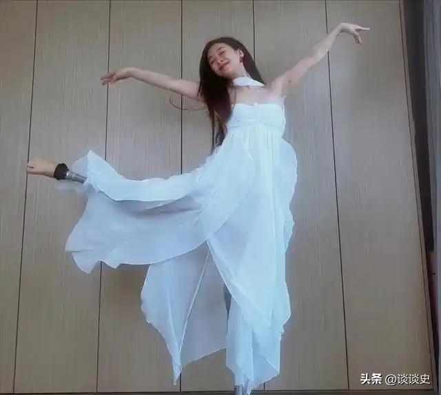 2008年，廖智在地震中失去了双腿，早已出轨的丈夫趁机离开了她，然而，身残志坚的