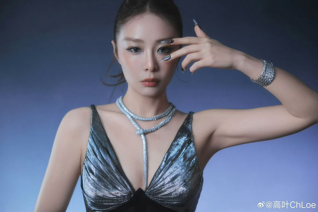高叶银色人鱼姬 今天上海国际电影节，高叶这套look一出，直接把“银色人鱼姬”四