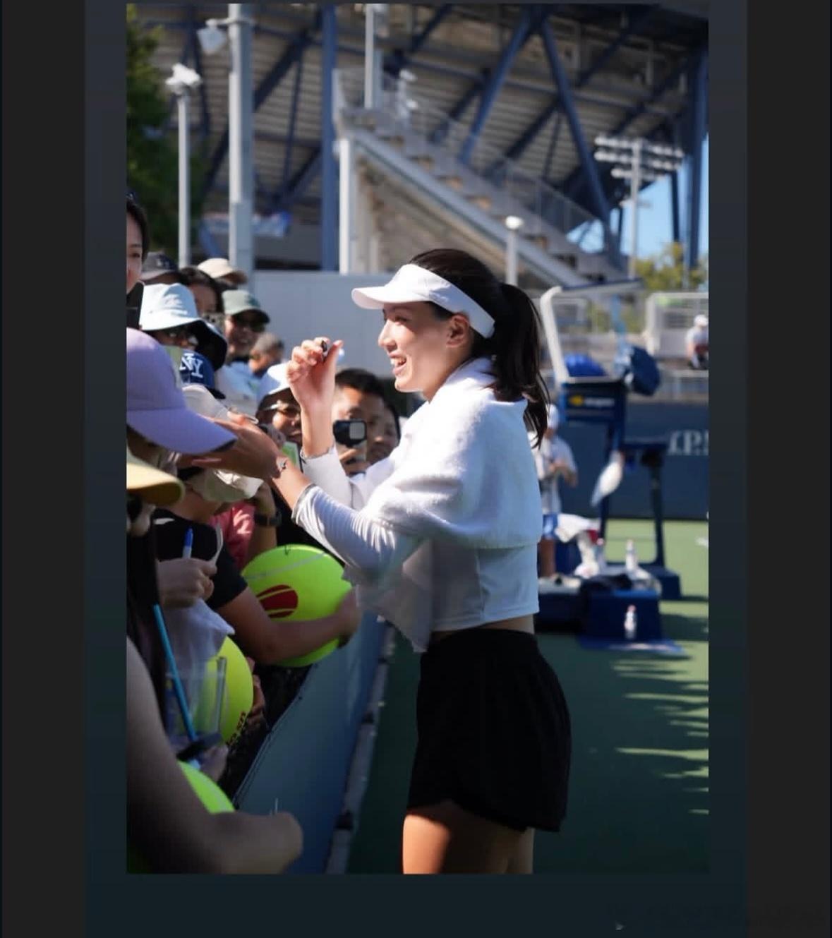 美网2026 王欣瑜！美网2026开心准备中，训练完给场边球迷签名✍️北京时间今