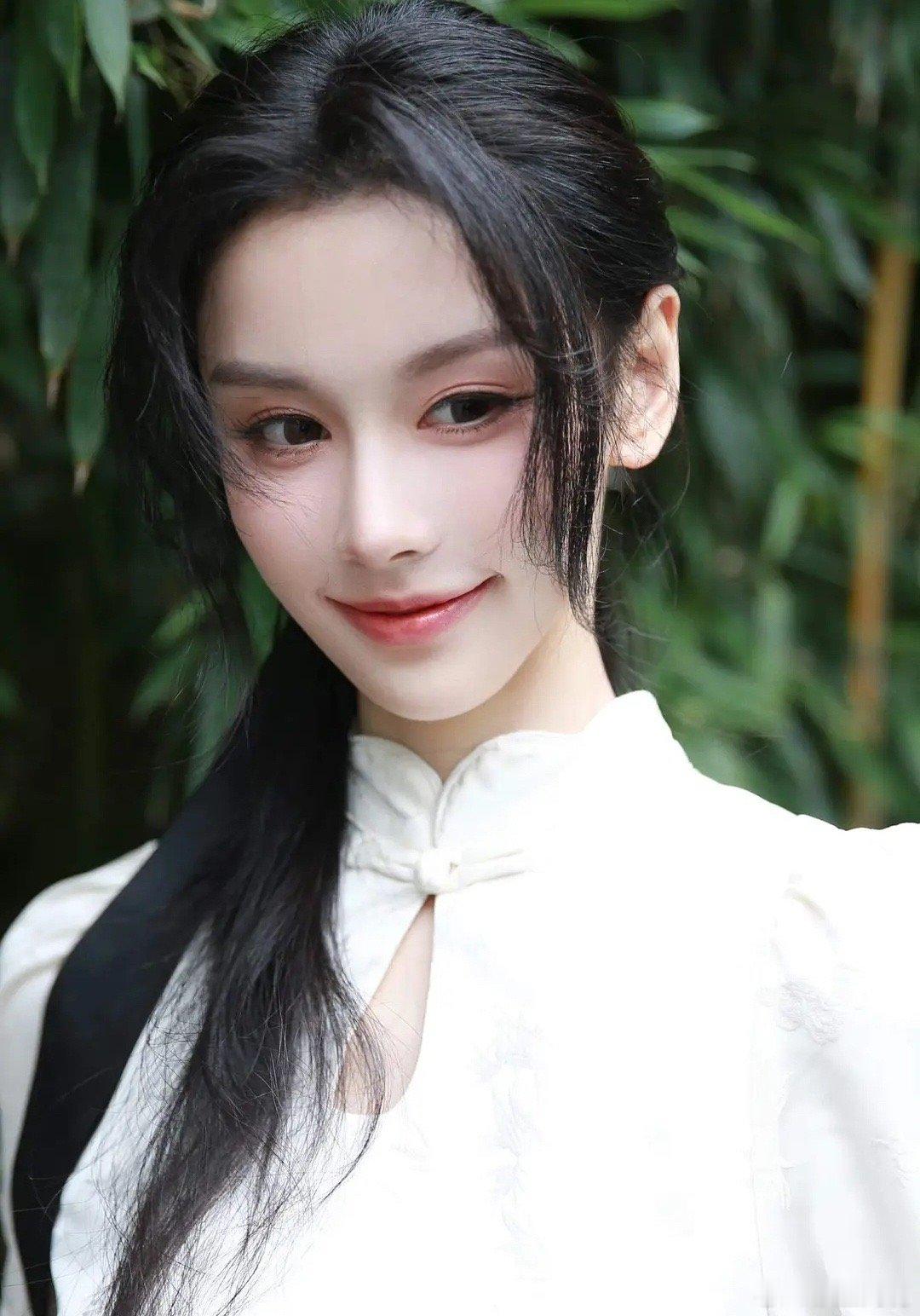 这味儿怎么感觉有点儿像陈都灵呢[嘘] ​​​