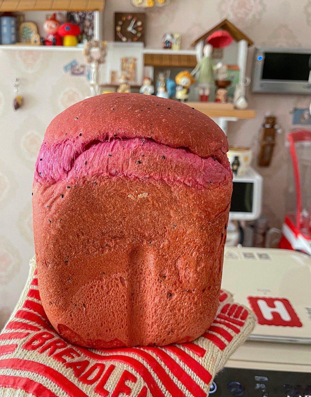 超美的火龙果吐司（海氏面包机版）不褪色，很美的粉！低糖的面包，糖只有5克。制作只