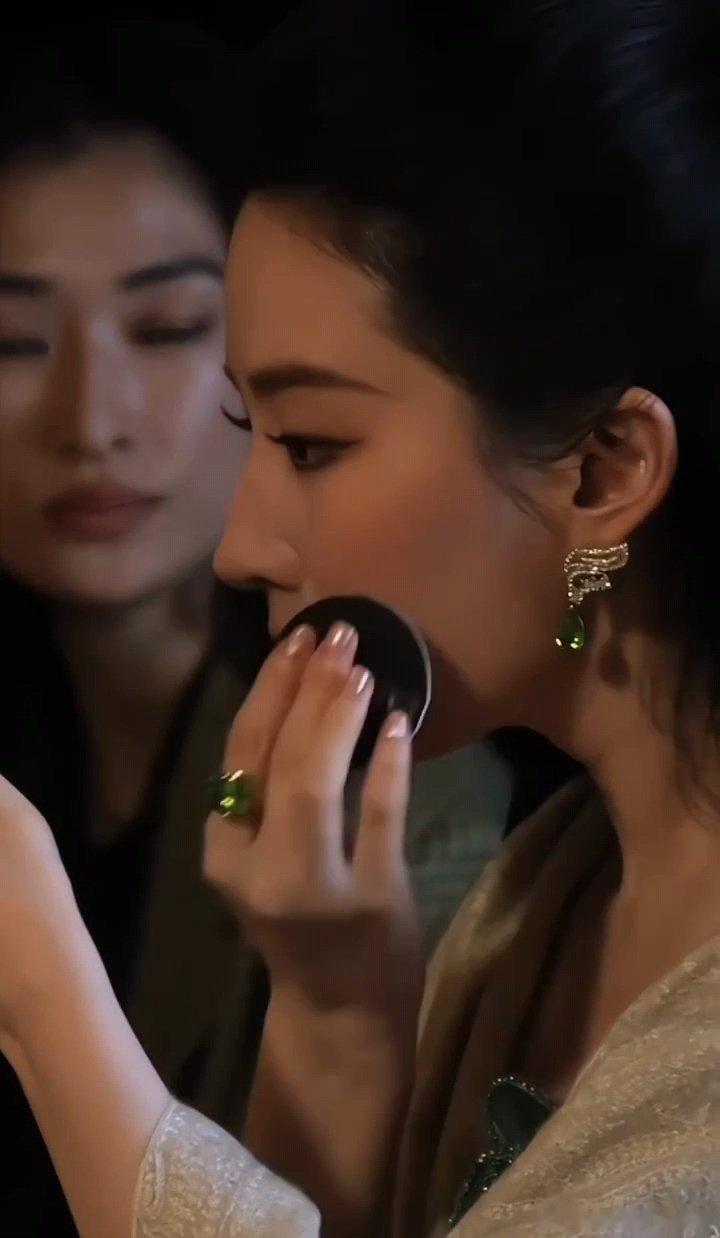才发现刘亦菲手上有绿宝石岂止看了几遍才发现刘亦菲手上有绿宝石，也才发现刘亦菲涂了
