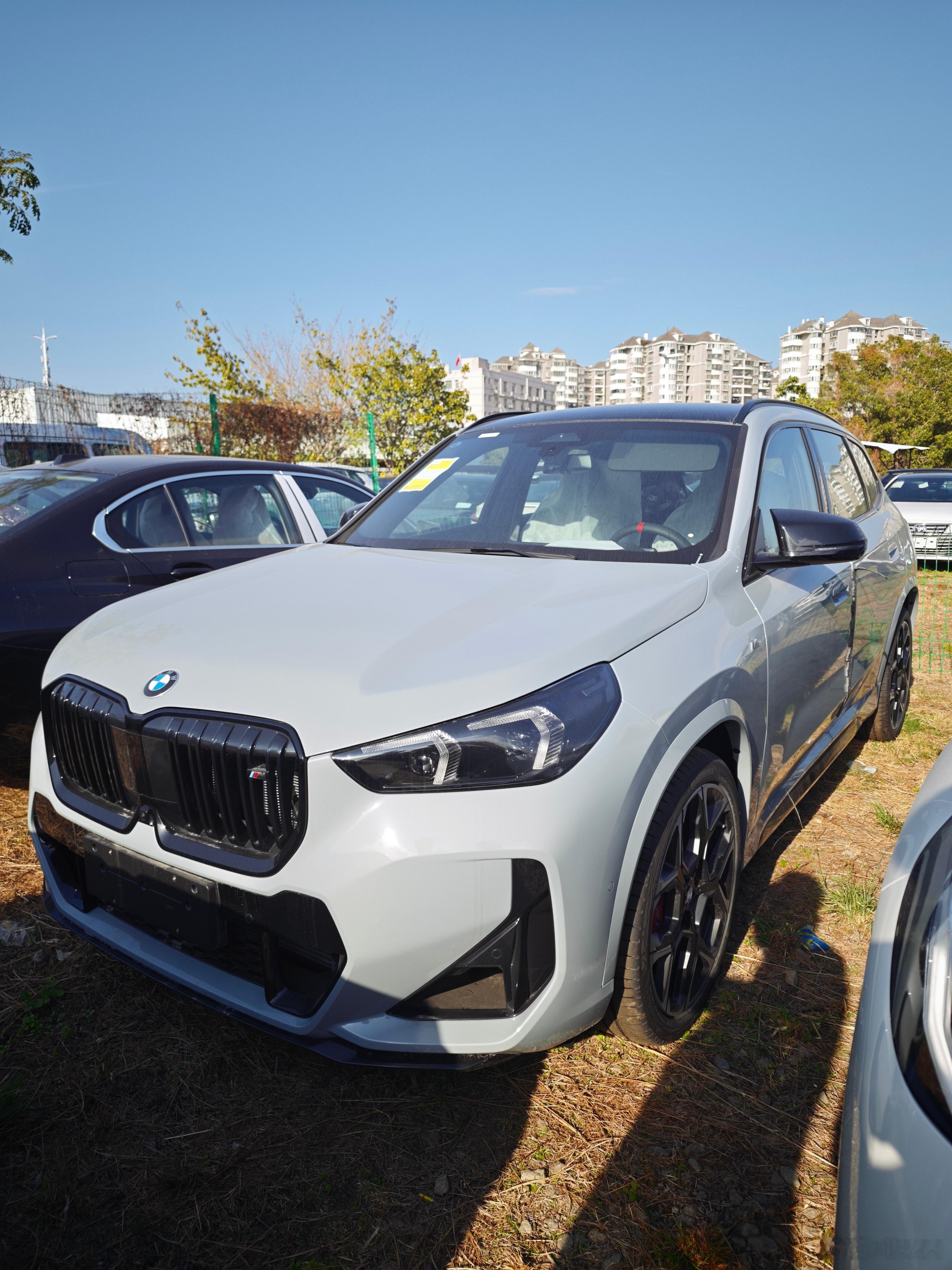 看到了心心念念的X1 M35Li，但离谱的是，厂家在官网上标注这家店有试驾车，实