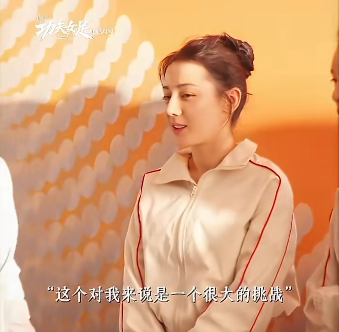 迪丽热巴谁爱的黑皮体育生来了内娱少见的黑皮运动风造型太惊喜，没有华丽妆造也挡不住