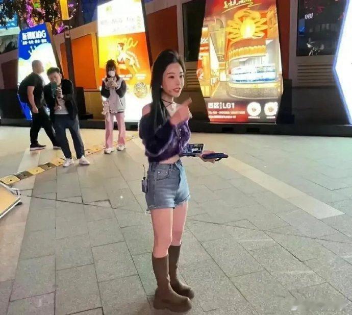 五年前，她和刘宇宁同为网红闯娱乐圈，现在刘宇宁成功了，冯提莫却已经回到原地了……