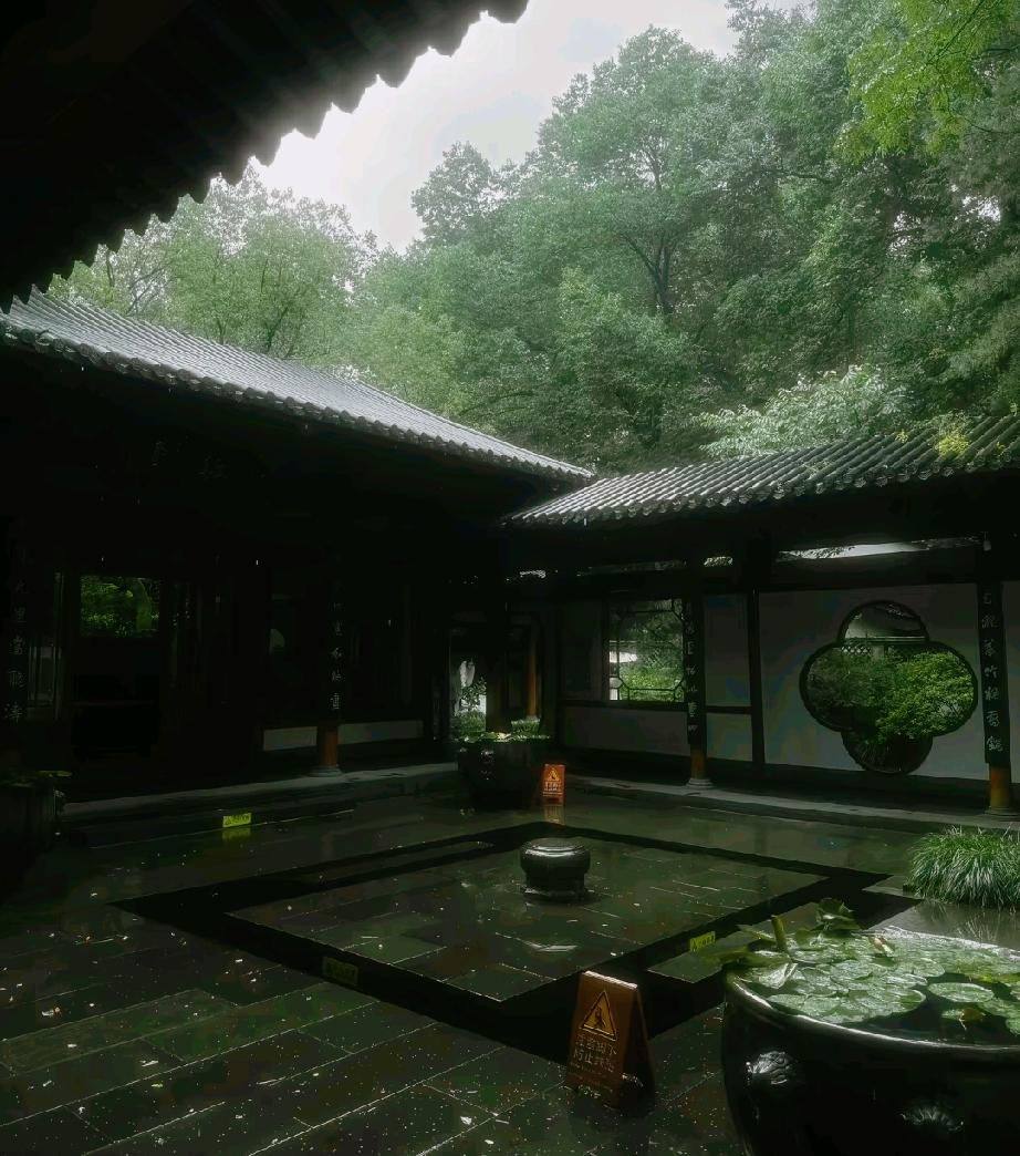 @豆包今天是二十四节气里的小暑，有什么值得注意的？小暑节气习俗和禁忌？古人是如何