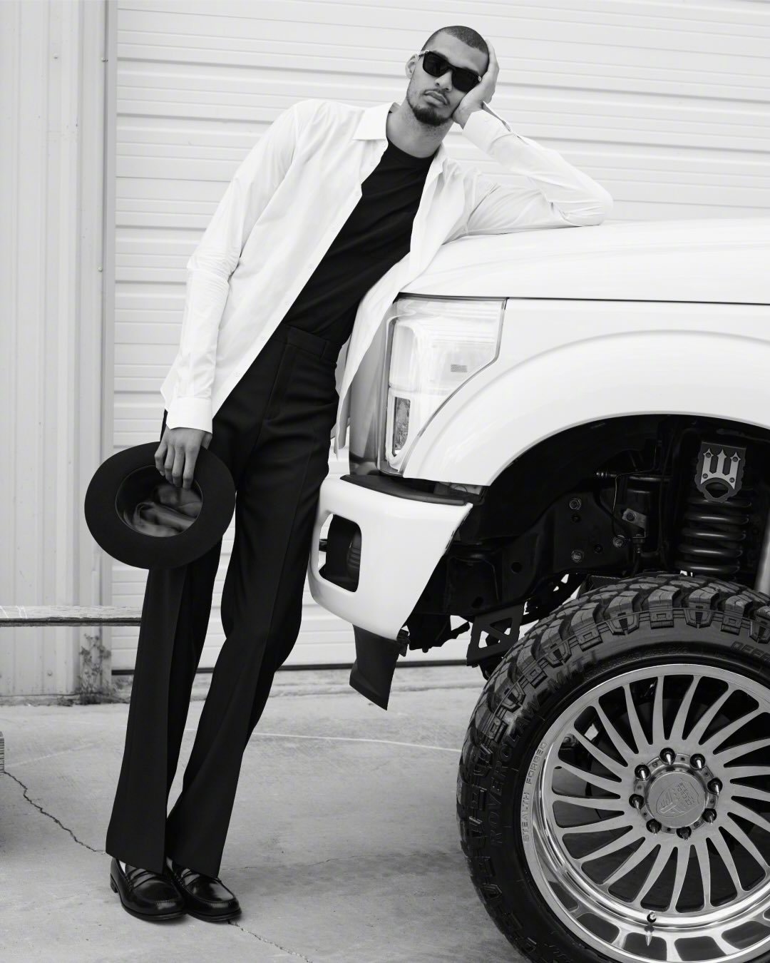 文班亚马为英国时尚摄影杂志《Love Magazine》拍摄的封面造型。 