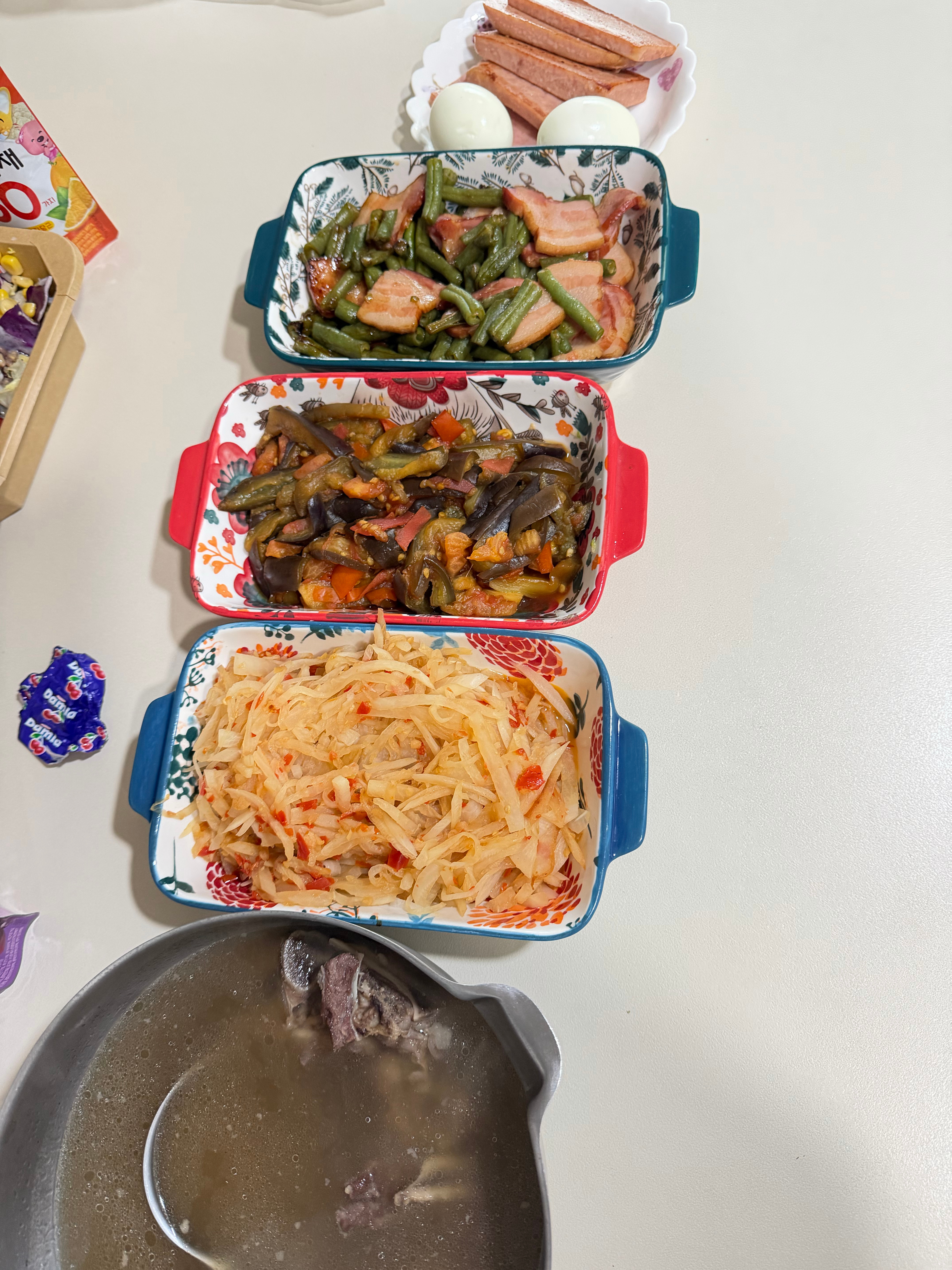 今天做花卷和粽子（粽子还在煮）做菜就有点敷衍了今日份晚餐🥣豆角炒咸肉➕茄辣西➕