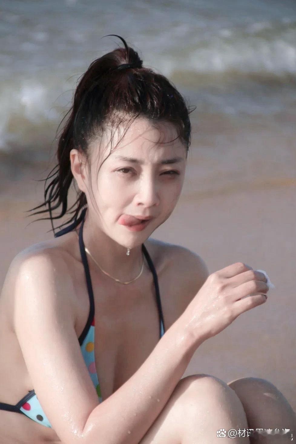 44岁的殷桃穿比基尼海边度假，身材火辣像20多岁，太让人羡慕了 