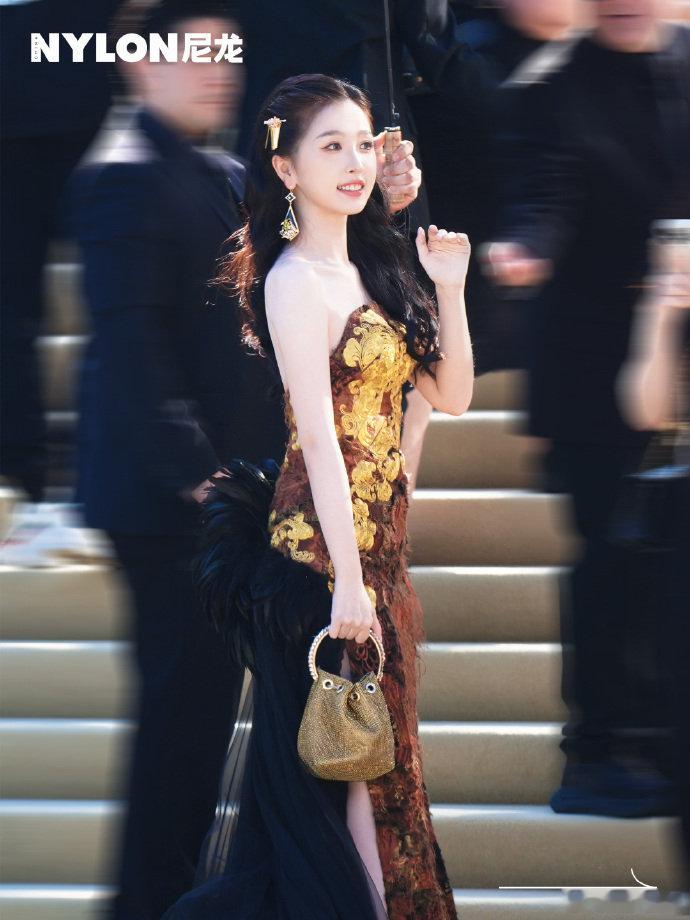 虞书欣goldgala盛典全英文采访 虞书欣英语发音 在国际盛典镜头前毫不怯场，