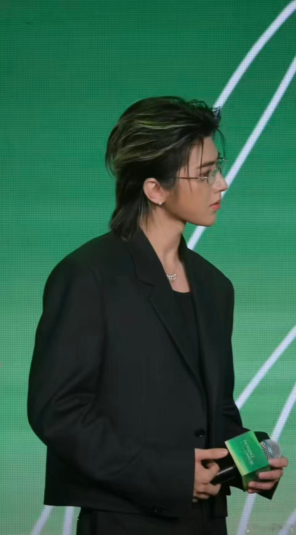 蔡徐坤安慰主持人 自己有状况第一反应却是关心他人，轻拍主持人肩膀说“我没事”。温