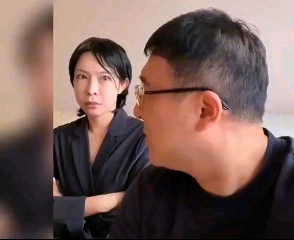 不知道这位老兄是运气好，还是运气背。找个老婆居然长着一副高市早苗的脸，不知情的还