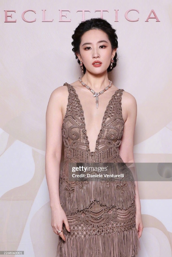 刘亦菲金智媛米兰生图来了，两位大美女状态简直太好了吧~~完全属于是伟大无需多言的