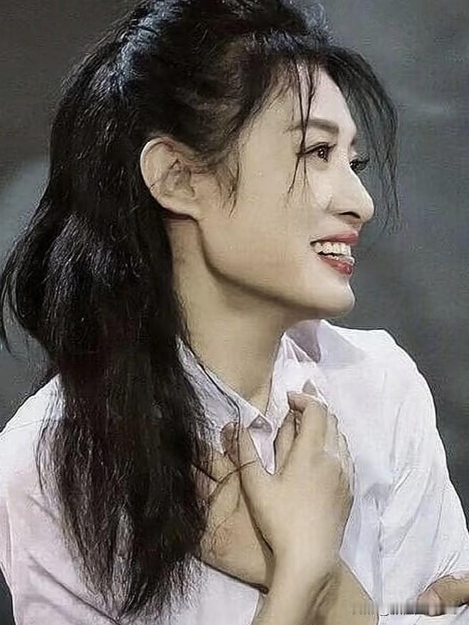 周涛，舞台上的璀璨明珠，气质温婉如兰，谈吐优雅大方。岁月未减其魅力，她用声音与形