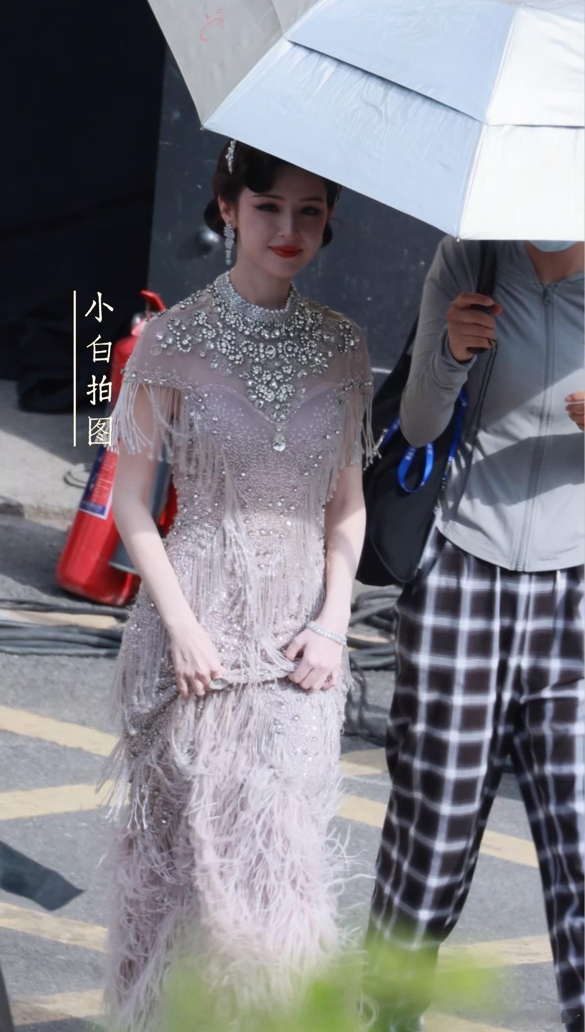 哈妮克孜露背旗袍 这套镶钻露背羽毛旗袍绝对是一道靓丽的风景线，轻盈的裙摆仿佛在诉