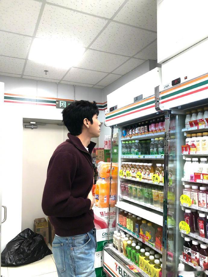 井柏然逛超市逛出大片感井柏然连逛超市也很有腔调 原来好看的人在哪都是焦点，普通超