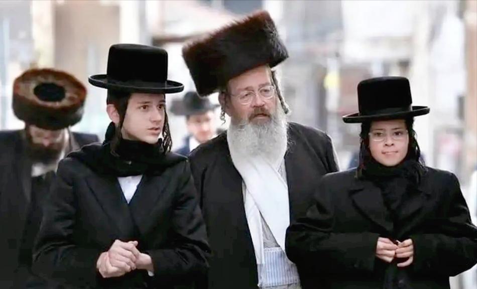 美国两大势力犹太裔和昂撒裔掰手腕，谁能笑到最后？
 
总有人说他俩是“死对头”，