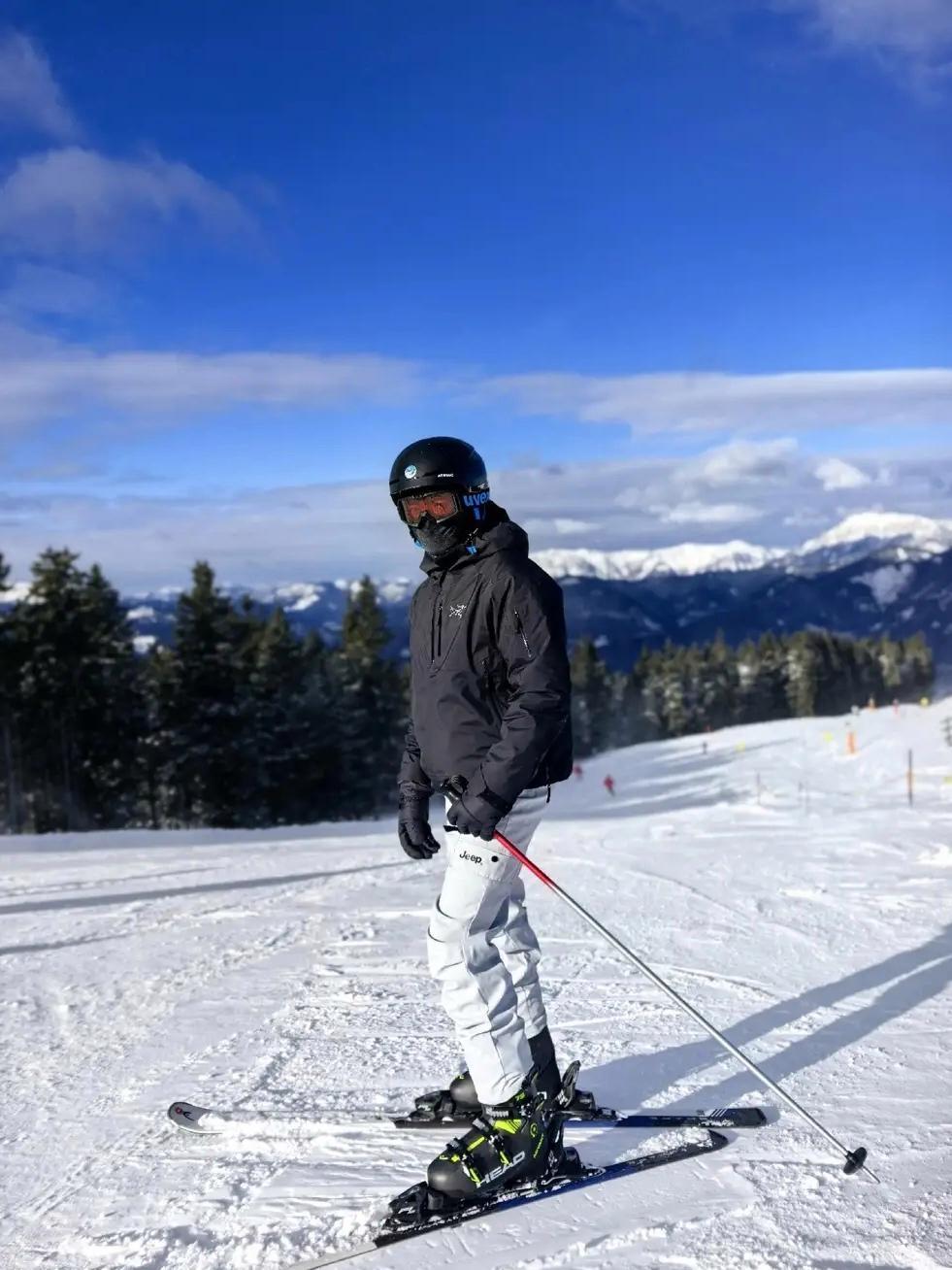 尼格买提在赛里木湖滑雪场的飒爽英姿颠覆大众认知，从'姿势像狗熊'到雪道封神，他用