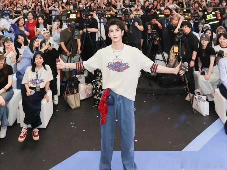 张凌赫这透明的一生张凌赫小学证件照张凌赫因从小到大从校园贴吧到小学毕业照的经历全