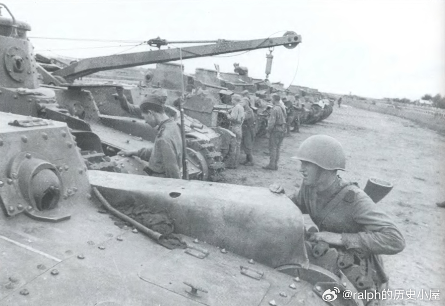1945年9月苏军在哈尔滨查看日军独立第9战车旅团的95式坦克和99式装甲车。日