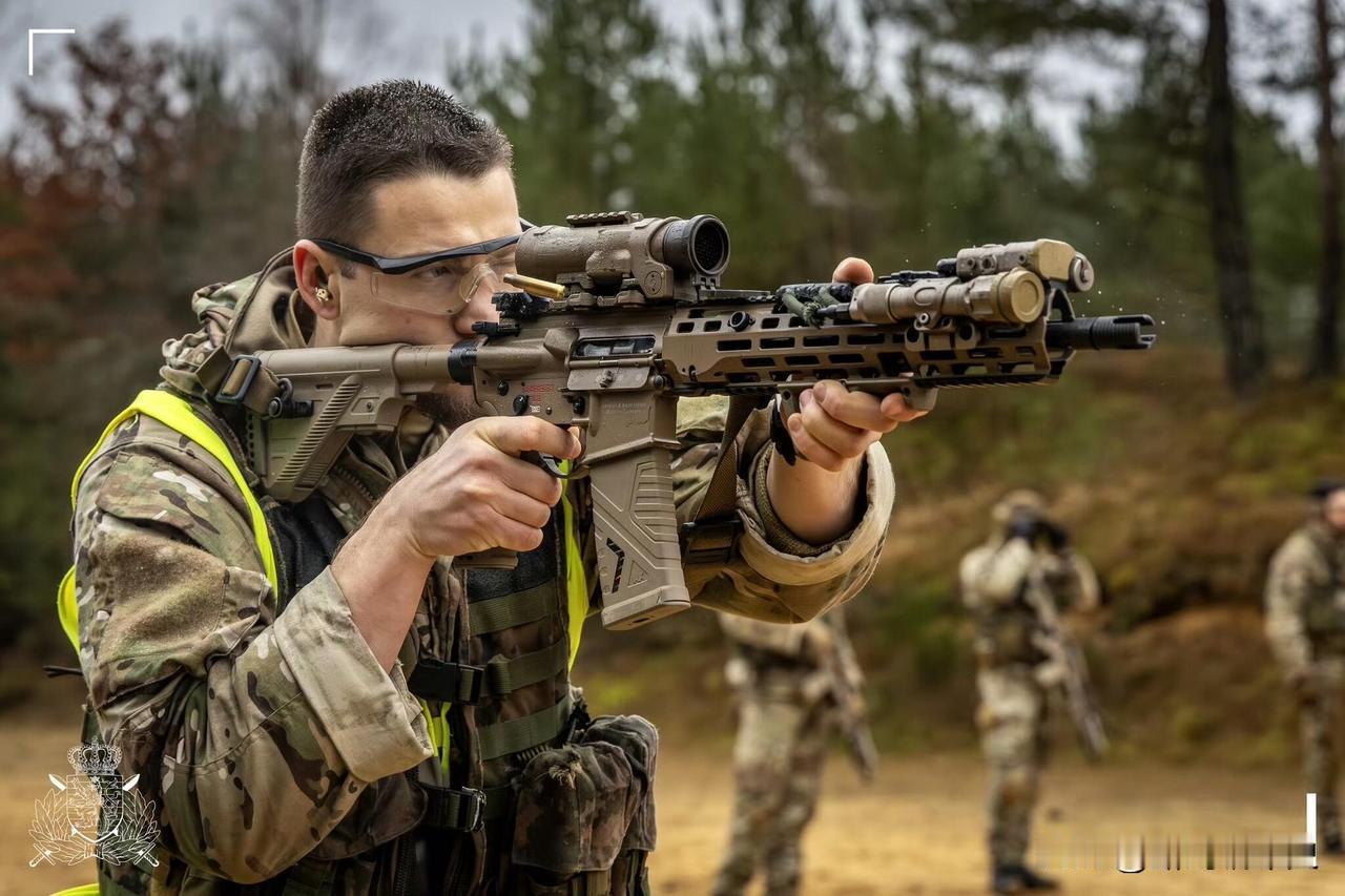 卢森堡国防军新兵正在使用 HK416A7 突击步枪进行中距离射击训练，枪上安装的