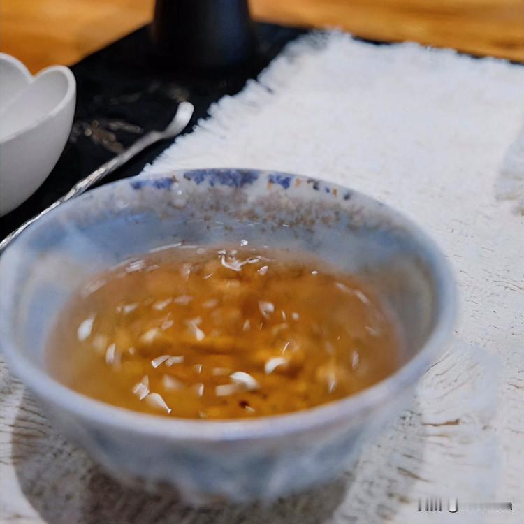 《茶晤灵兮·九歌体》
桂薪烈兮水汽腾，茶烟袅兮绕青藤。
喧尘碎兮此境寂，清言吐兮