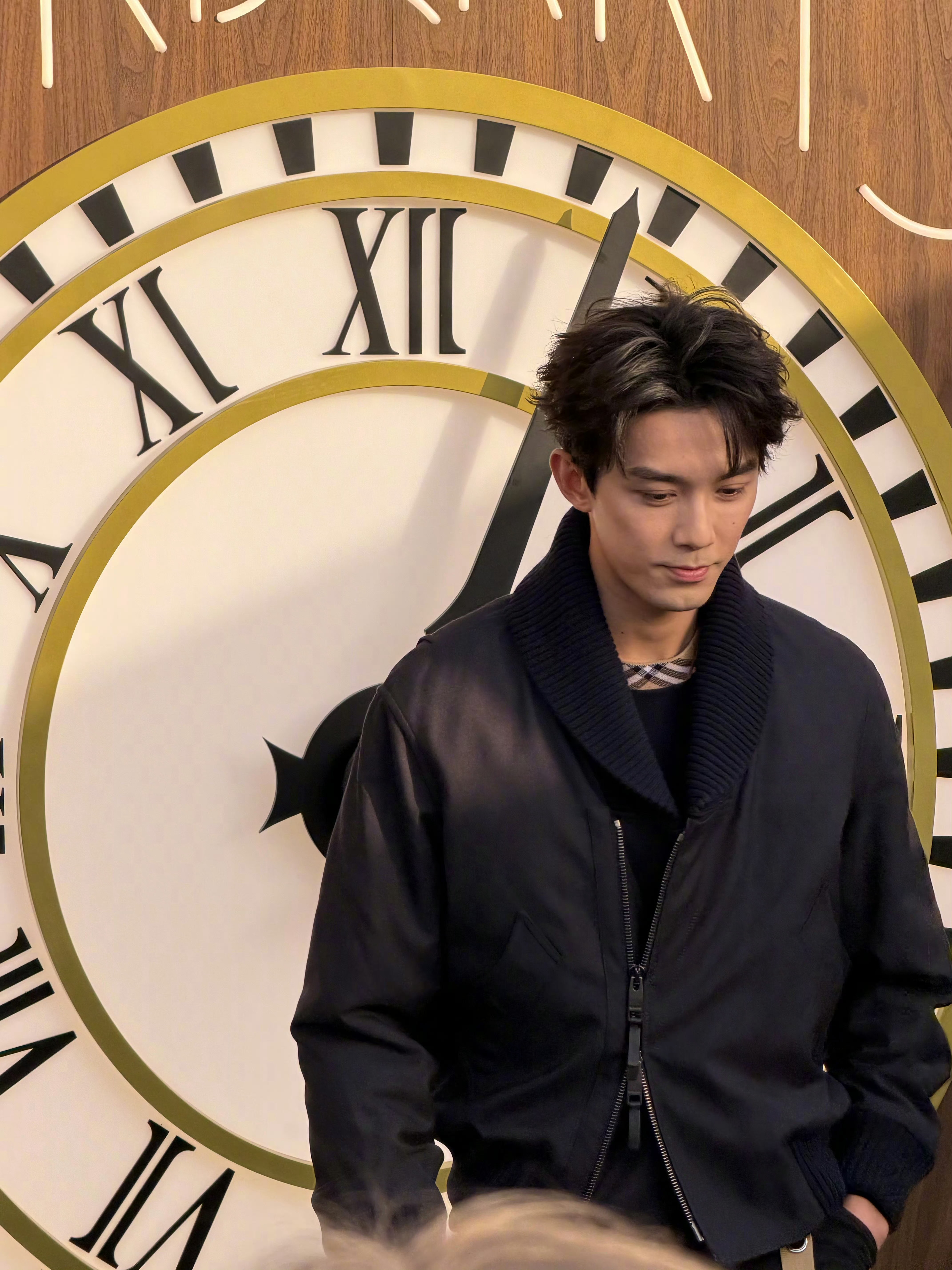 现身Burberry相限时精品店开幕活动的吴磊、张康乐、陈丽君，尽显浪漫英伦格调