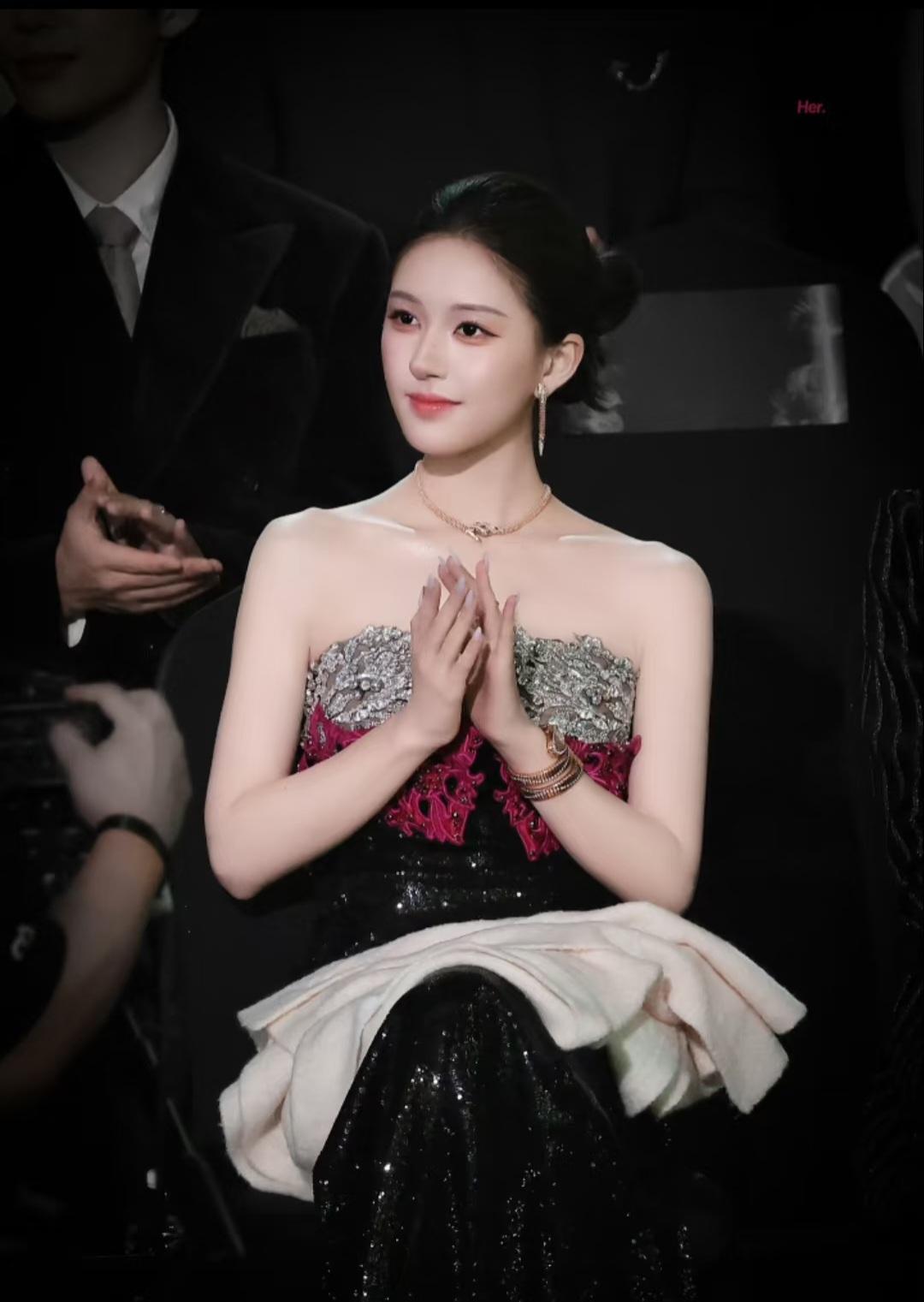 赵露思获星光大赏年度影响力艺人，实至名归！

这一年，赵露思真的是过得跌宕起伏，