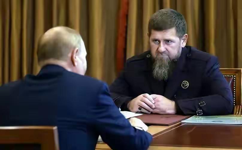 卡德罗夫一直想要得到普京的承认，所以在俄乌冲突之中更是出人出力，使得俄军在前期能