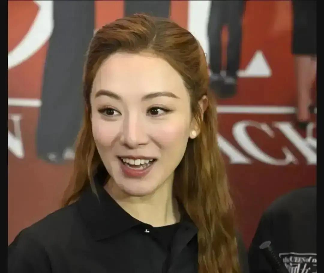 46岁，佘诗曼把“退休”两个字撕成碎片。
同行哭没戏拍？她直接甩出36.3的收