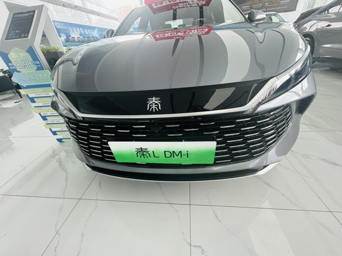 今天顺路去比亚迪4S店看了刚上市的秦L DM-i，第一眼就被这车的气场震住了——