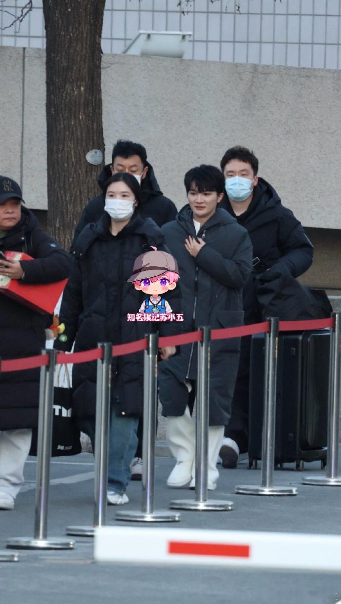 周深现身马年央视春晚第四次联排 深深下班咯 