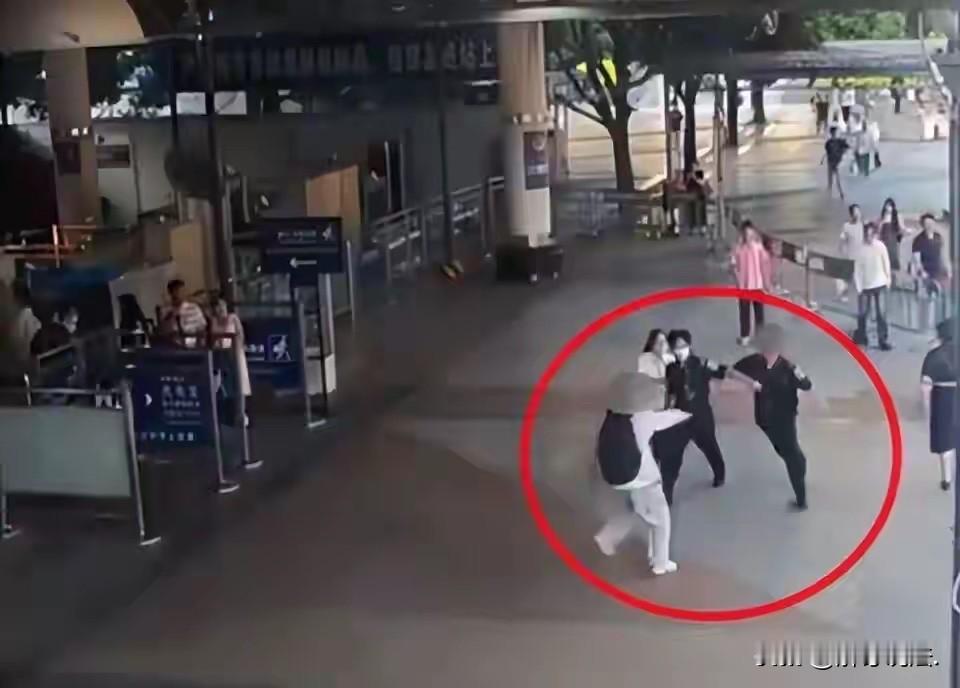 浙江，一大学教师结束旅行，返程时，在火车站走错出口。谁知，竟遭25岁安检员辱骂：