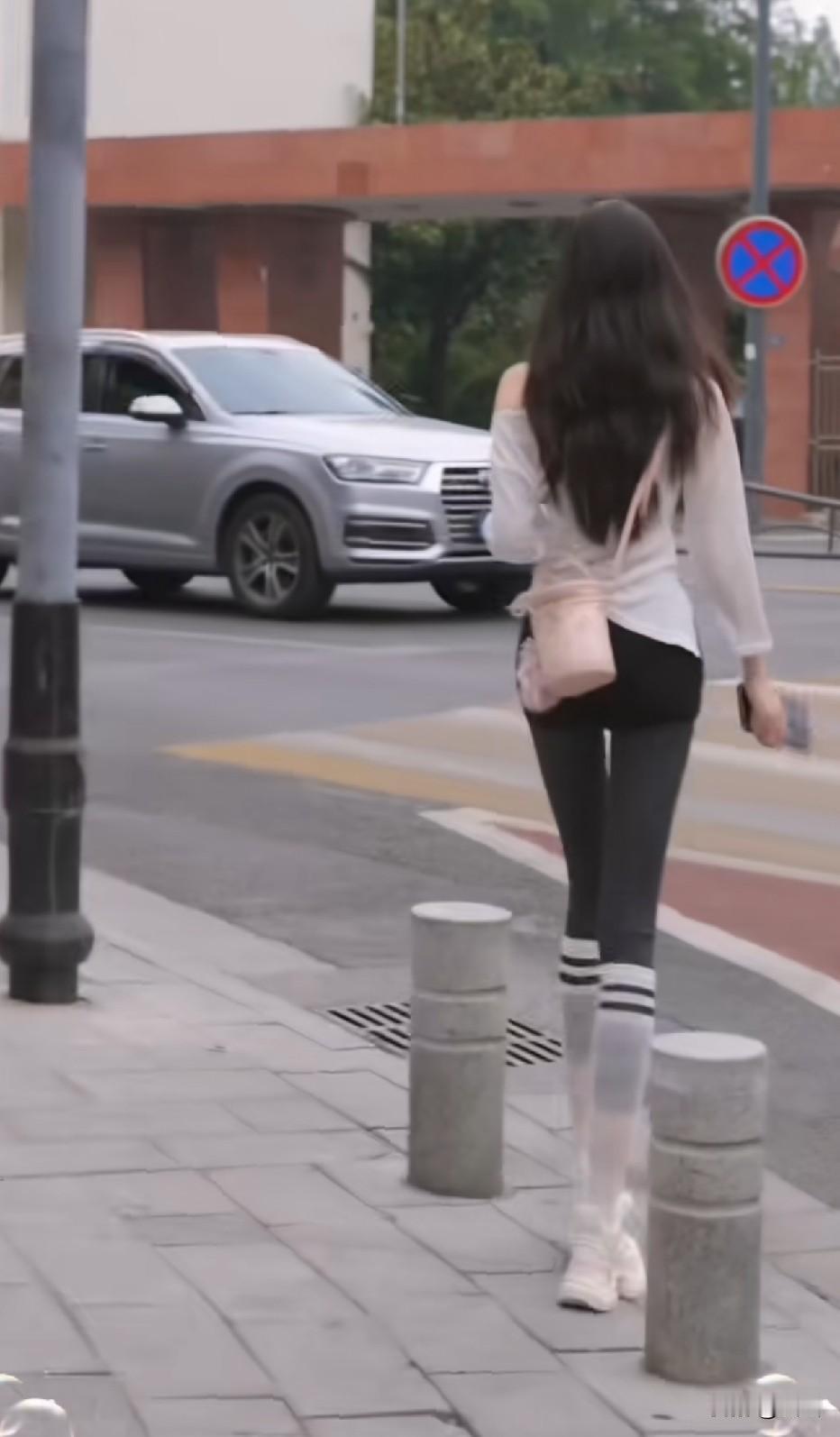 根据柱子比例算，149cm左右