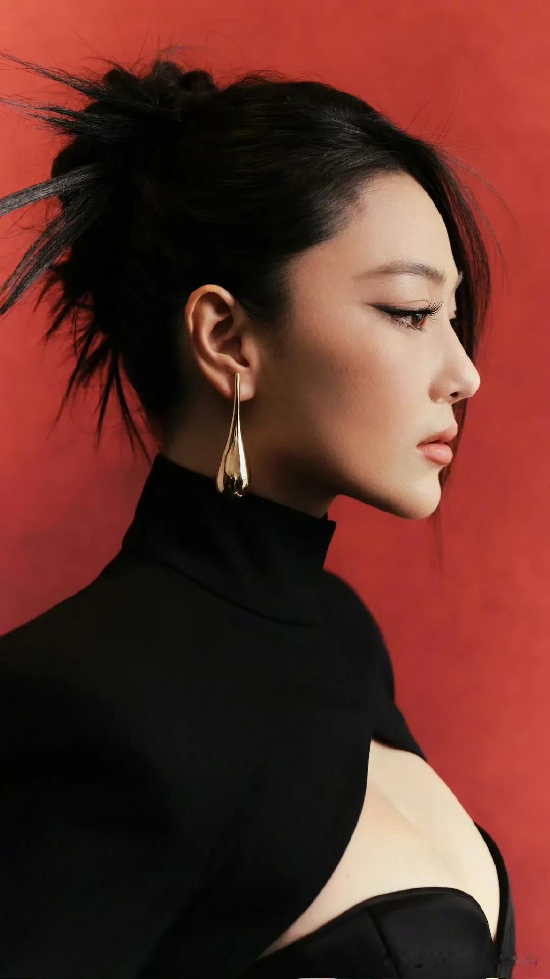 张馨予复古优雅风，黑色高领衫搭配金色耳环，尽显高贵气质