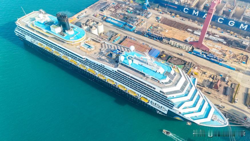 10万吨级以上邮轮“理想”号在青岛维修。1月7日，那艘重达10.3万总吨的“理想