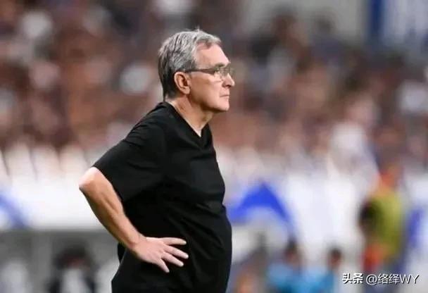 换帅风波告一段落，伊万留提出郑智必须离开教练组。
经历两场失利的国足，经过多方考