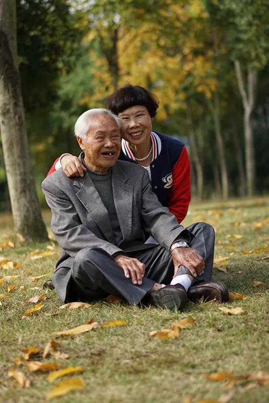 退休生活要有从容有序
岁序从容入晚晴，安顿内心自丰盈。
晨曦一缕调新墨，暮色三分