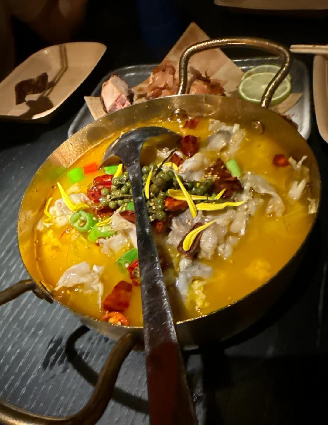 番禺也可以吃烧烤了
可以自己体验炭火烧烤！
是很满足的事～
牛肉串很嫩，鸡翅也好