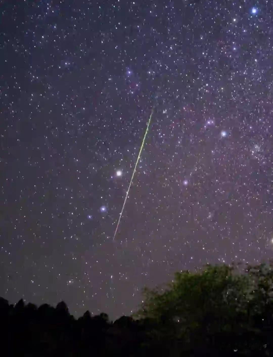 陪你去看流星雨落在这地球上
让你的泪落在我肩膀～～～

不容错过啊，据说11 月